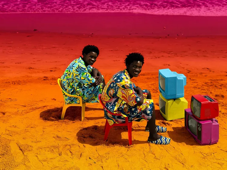 聯名系列以服裝表面作為畫布的概念，融入鳥類、彩虹、花卉、星星、魚類等自然氣息的迷幻意象圖案。品牌提供