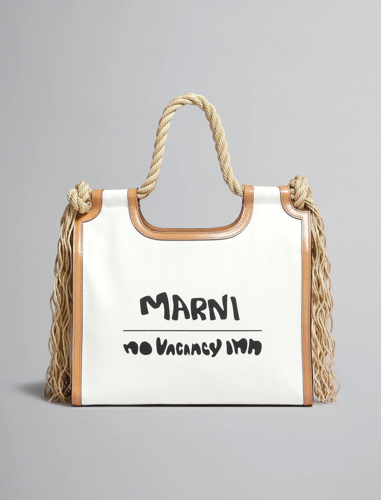 拉菲草編織拼接帆布托特包,2萬9580元。品牌提供