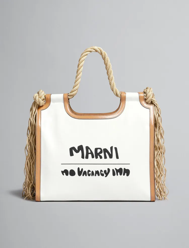 拉菲草編織拼接帆布托特包，2萬9580元。品牌提供