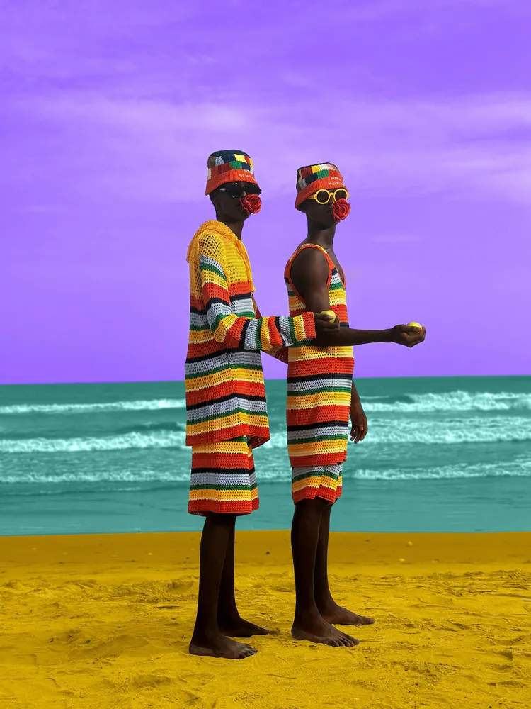 MARNI x NO VACANCY INN夏季膠囊系列當中的針織單品，選用繽紛彩虹紋理來呈現濃厚1970年代的復古風情。品牌提供