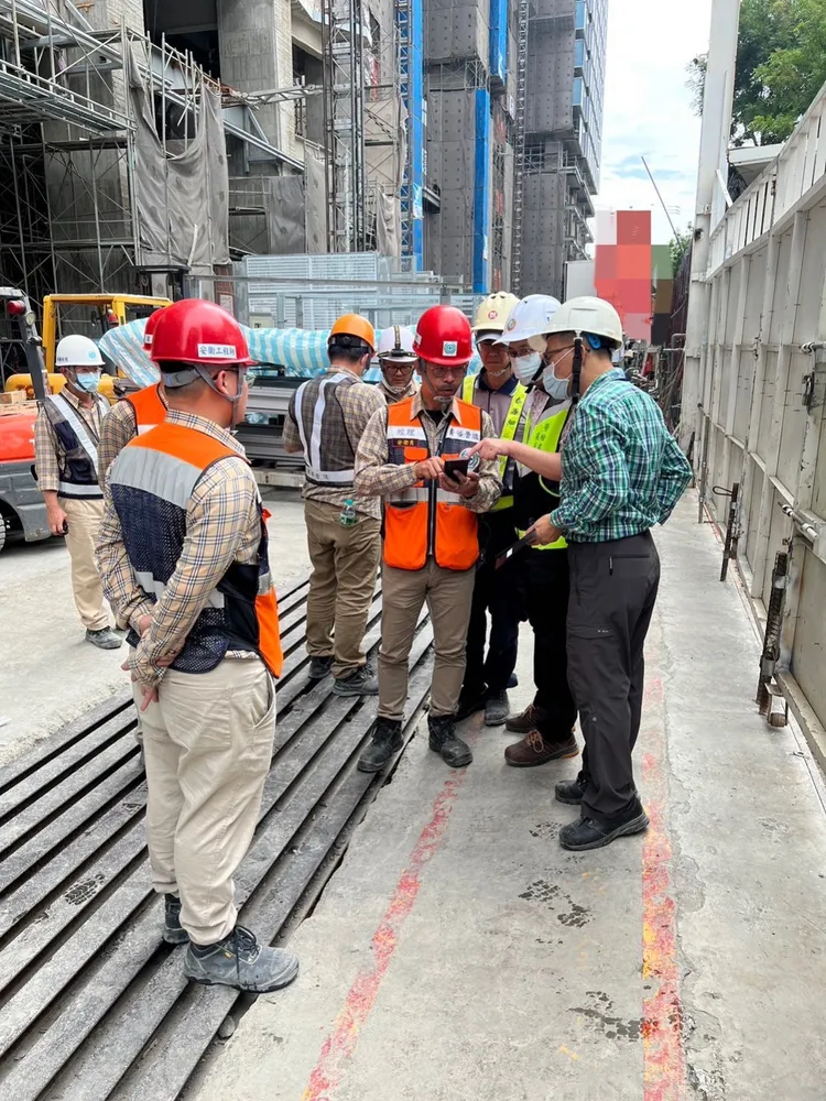 勞工局全面稽查興富發11處工地，勒令其中3處工地停工、開罰70萬元。讀者提供