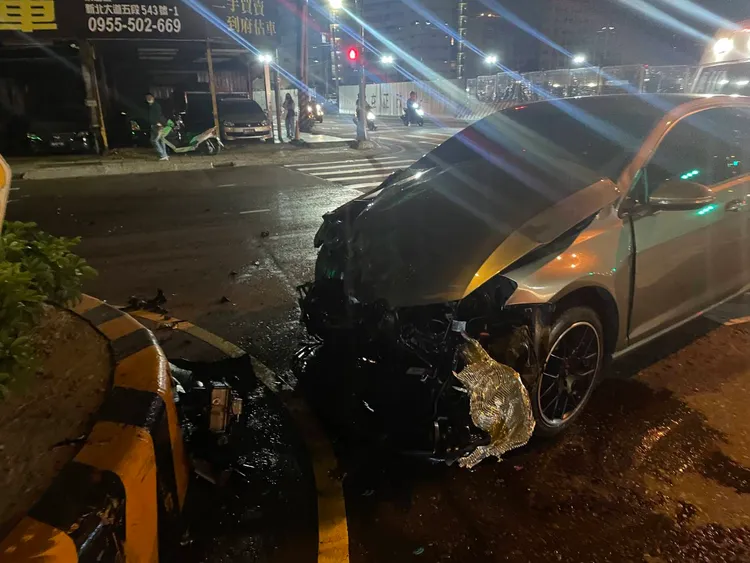 肇事的黃男轎車車頭全毀。林口警分局提供