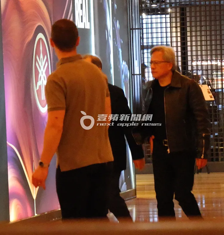 確認安全後，外籍保鑣往後看，引導黃仁勳博士走入視聽室包廂。特勤中心攝