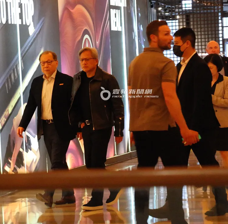 聯發科副董蔡力行（左起）及黃仁勳在外國保鑣戒護下，準備走入視聽室包廂。特勤中心攝