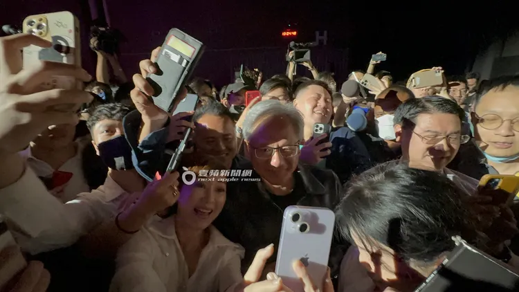 粉絲包圍黃仁勳，熱情要合照都來者不拒。特勤中心攝