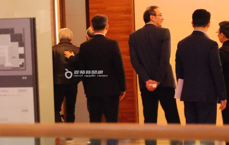 聯發科副董蔡力行手扶著黃仁勳的背，2人一起走進視聽室包廂密會。特勤中心攝