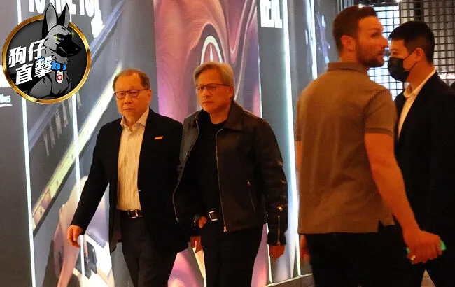 NVIDIA輝達創辦人暨執行長黃仁勳（左二）與聯發科副董蔡力行一同至視聽室私談，身邊有２名保鑣守護。特勤中心攝