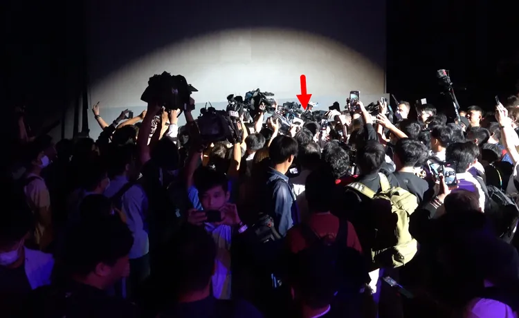 發表會一結束，黃仁勳便被粉絲包圍要合照、簽名。特勤中心攝