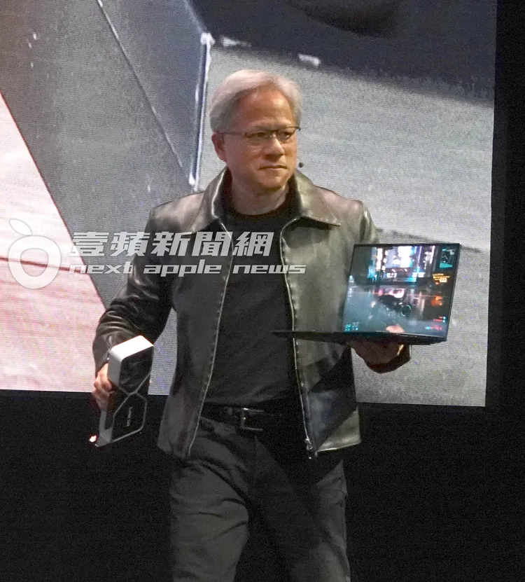 黃仁勳手拿新推出的CPU，笑稱「買越多，越省錢」。特勤中心攝