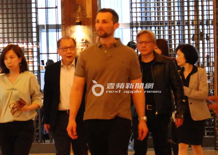 黃仁勳博士（右二）的貼身保鑣（中）領頭在前，四處觀察有無可疑人物。特勤中心攝