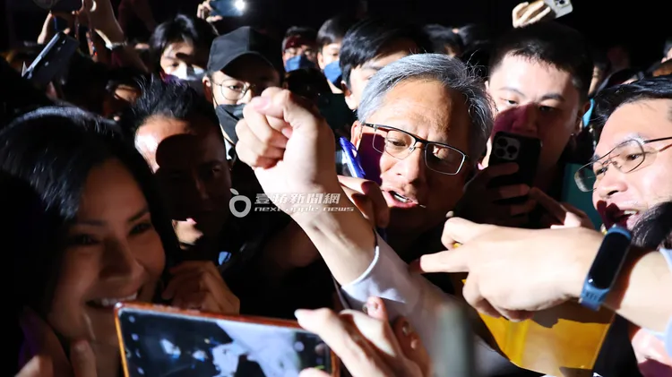 更有粉絲要求簽名在衣服上。特勤中心攝