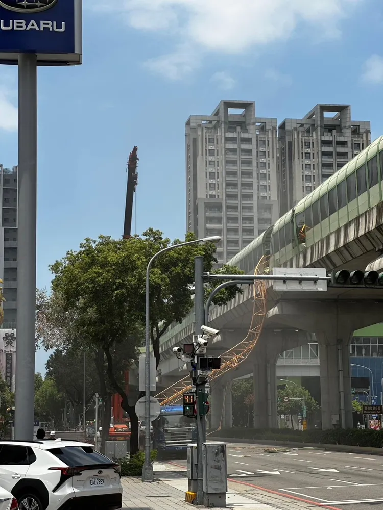 意外發生在豐樂公園站。翻攝記者爆料網