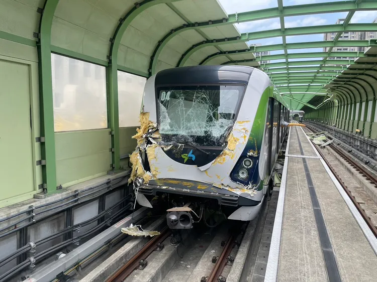 捷運車頭遭吊臂擊中毀損。讀者提供