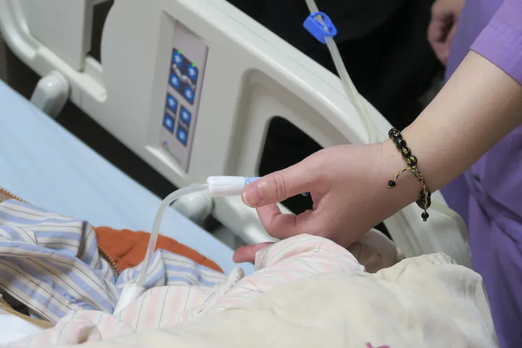 護理師教導個案如何自行操作腹膜透析。彰化醫院提供