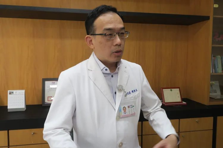 彰化醫院副院長陳殷正表示，床邊植管腹膜透析可在家進行，一覺睡醒後洗腎也完成，只需要每個月回門診一次即可。彰化醫院提供