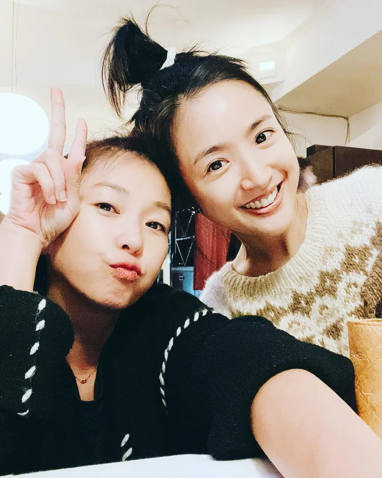 六月（左）和林依晨是閨蜜。翻攝六月臉書