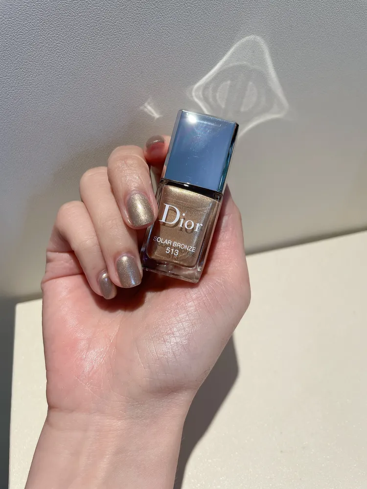 Model示範指甲油#513燦夏金沙。張家玲攝