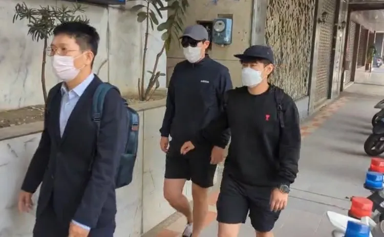 金姓男子（戴墨鏡者）今在律師與哥哥陪同下到派出所報到。讀者提供