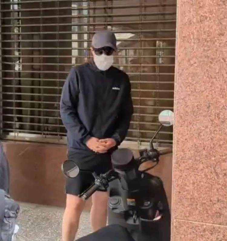 金姓男子（戴墨鏡者）今在律師與哥哥陪同下到派出所報到。讀者提供