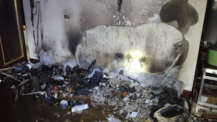 公寓5樓客廳雜物遭燒毀。台中市消防局提供