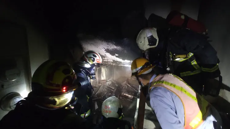 警消人員勘驗公寓1樓梯間起火處，初步排除人為縱火可能。台中市消防局提供