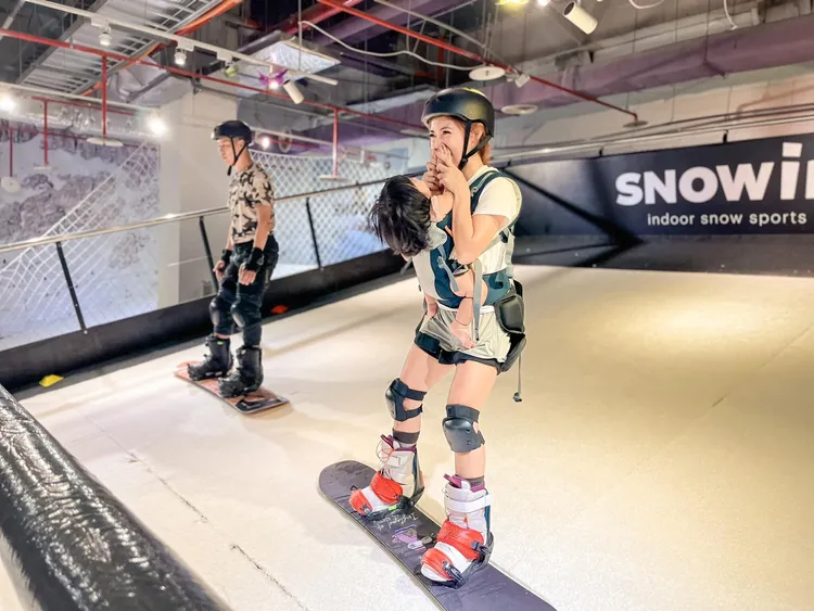 七寶媽去年11/18懷孕「揹嬰兒滑雪」，滑雪學校也為此道歉。翻攝七寶媽「林叨囝仔」臉書
