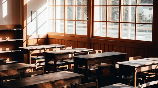 物理老師上課偷拍高中女學生「裙底春光」 白板藏手機被意外撞見才曝光