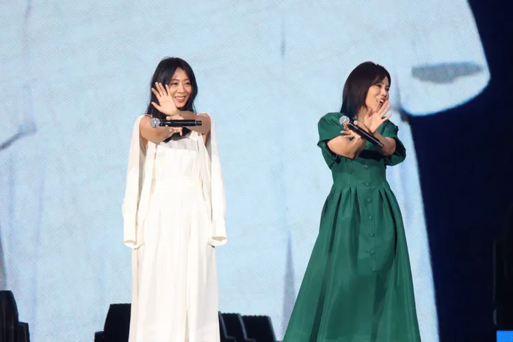 陳綺貞（左）與蔡健雅跳舞。鄭孟晃攝