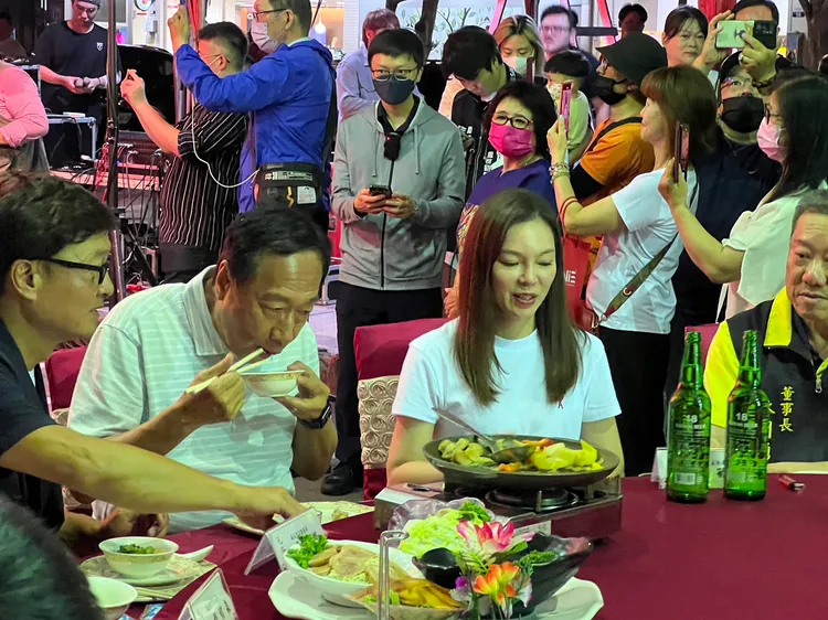 郭台銘匆匆吃了幾口菜，曾馨瑩則未動筷。鮮明攝