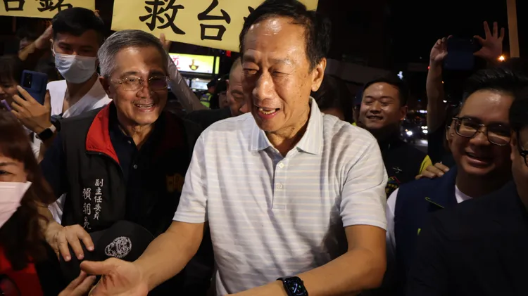 郭台銘抵達台中元保宮，受到民眾熱烈歡迎。鮮明攝