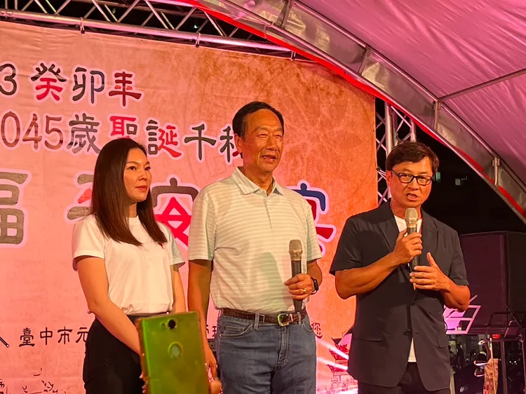 元保宮主委賴信雄（右）介紹郭台銘夫婦。鮮明攝