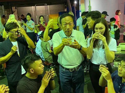 郭台銘夫婦出席台中平安宴　108桌逐桌敬酒！賓客：像新郎新娘