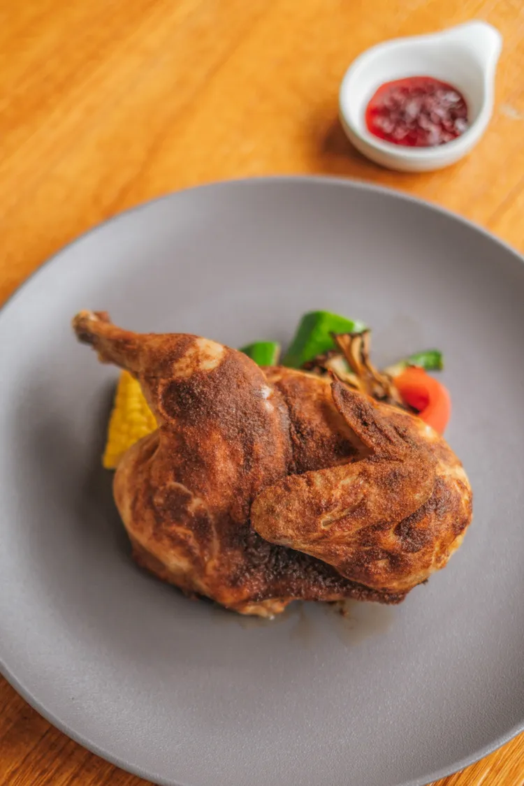 老爺小花園母親節套餐主菜-香料烤半雞佐玫瑰果露醬。業者提供