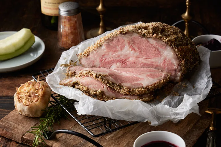 使用頂級伊比利梅花豬肉低溫烹調長達12小時緊緊鎖住肉汁，保留豬肉柔嫩肉質為爐烤系列廣受歡迎的RÒU BY T-HAM爐烤西班牙伊比利梅花豬肉。業者提供