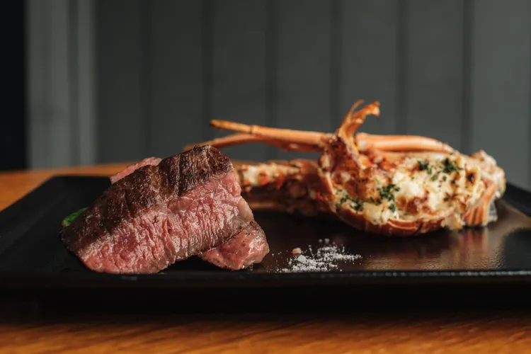 老爺小花園母親節套餐主菜-海陸雙拼。業者提供