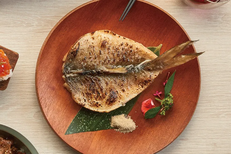 RÒU BY T-HAM主廚招牌烤魚，嚴選新鮮、油質豐富口感鮮美的午仔魚，透過180度的烤製溫度，讓午仔魚的肉質經過恰到好處的加熱。業者提供