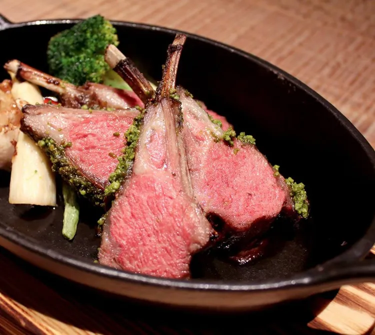 主廚採用法式低溫慢煮，口感層次豐富的RÒU BY T-HAM法式低溫慢煮爐烤紐西蘭羊小排。業者提供