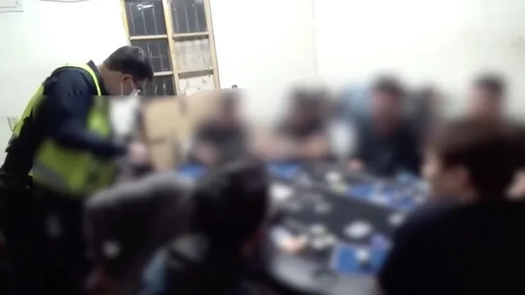 警方進入屋內查緝。林口警分局提供