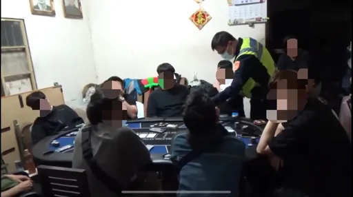 偏僻民宅門口停多輛汽機車 不單純!警一查赫見德州撲克賭場逮10人