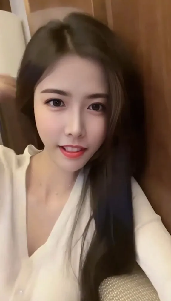 高顏值美女，眉清目秀，唇紅齒白。IG@vinsamet 提供