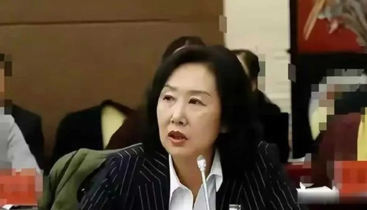 美魔女副市長吳麗華一年開265次房間吃小鮮肉。翻攝微博/甘肅省慶陽市