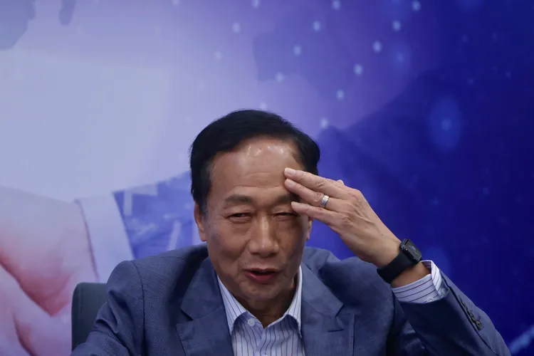 郭台銘澄清，他不是要重啟核四，因為核四是過時設計，時程也延宕，重啟牽涉到昂貴不經濟的環節；「核四幾千億元投資註定浪費」，但不能因此放棄核電。林林攝