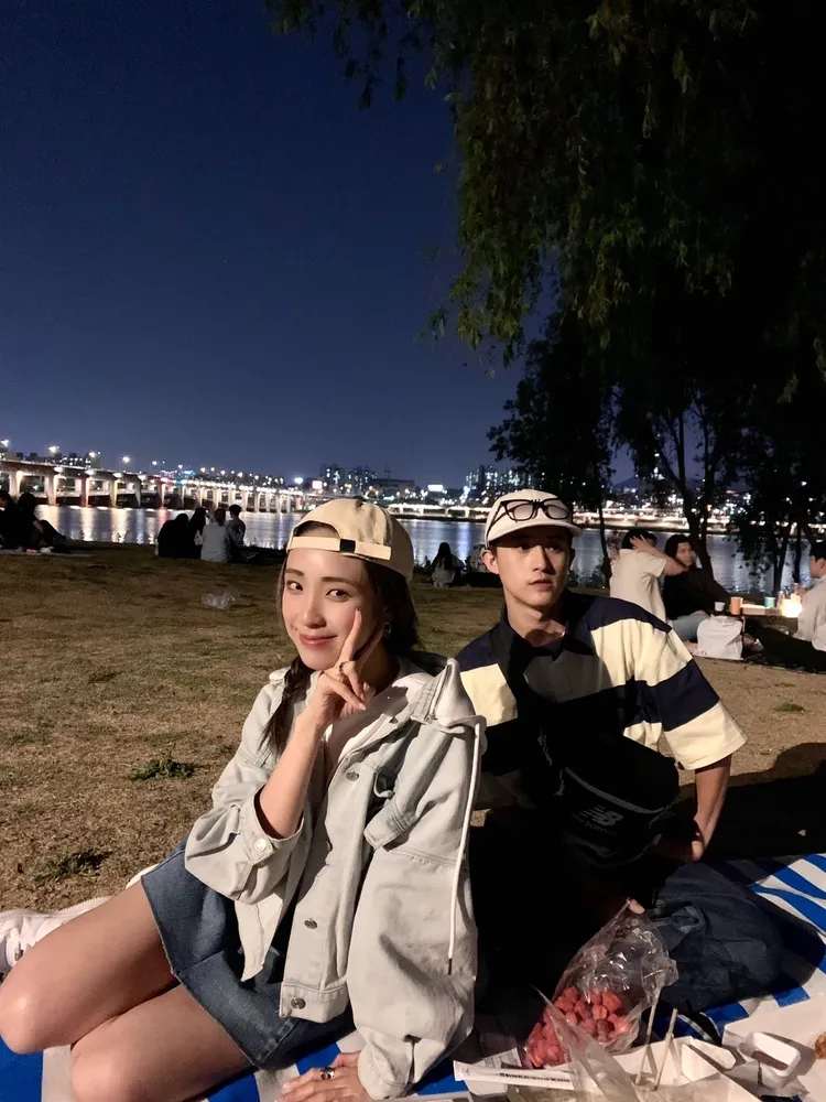 舒涵（左）、子賢（右）於韓國漢江野餐。寬寬整合行銷提供