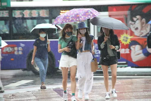 10縣市大雨特報！台南雨狂下到淹水警戒　居民：終於破除結界