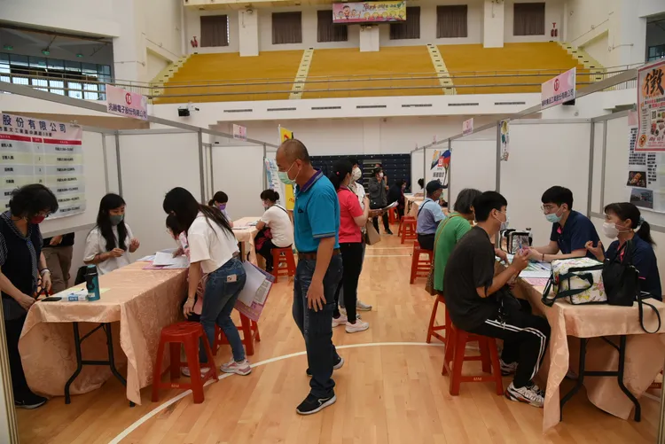 23家廠商釋出逾700個工作機會，近8成職缺免經驗。王志弘攝