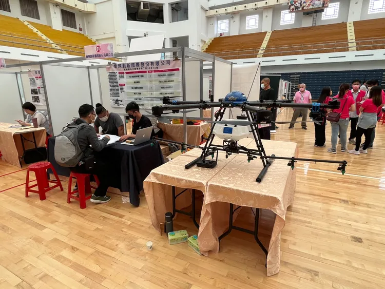 無人機前景看好，業者祭出高薪搶人才。王志弘攝