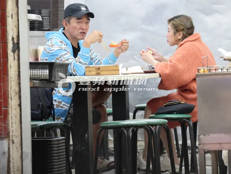 吳宗憲（左）半夜睡不著覺，約妹出來喝豆漿，不計形象吃東西，「奧迪小隻馬」卻頻頻盯著他看。特勤中心攝