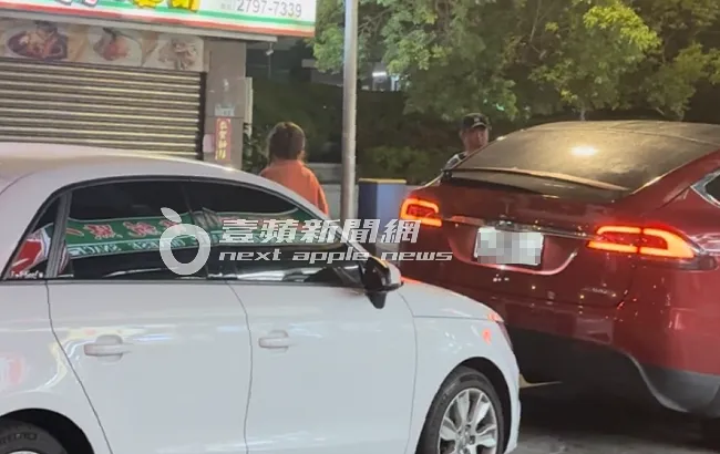 「奧迪小隻馬」（左）與吳宗憲站特斯拉新車旁繼續哈拉。特勤中心攝
