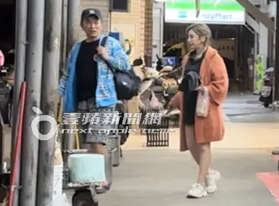 近1小時，吳宗憲（左）與E奶「奧迪小隻馬」背包包步出豆漿店。特勤中心攝