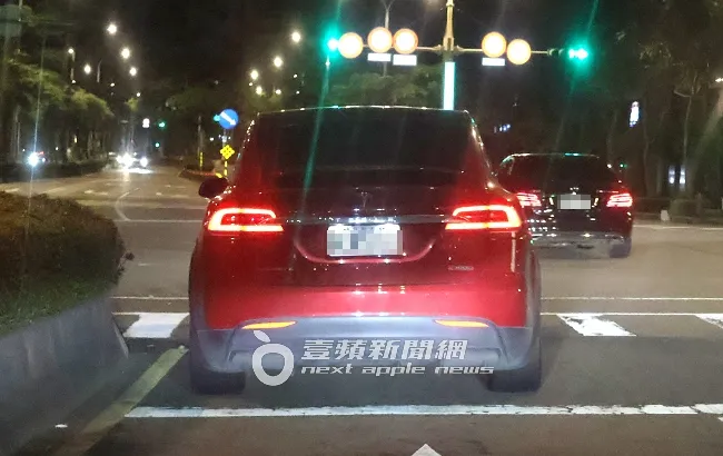 吳宗憲半夜睡不著覺，開著特斯拉休旅車，和E奶短裙小隻馬出來喝豆漿。特勤中心攝